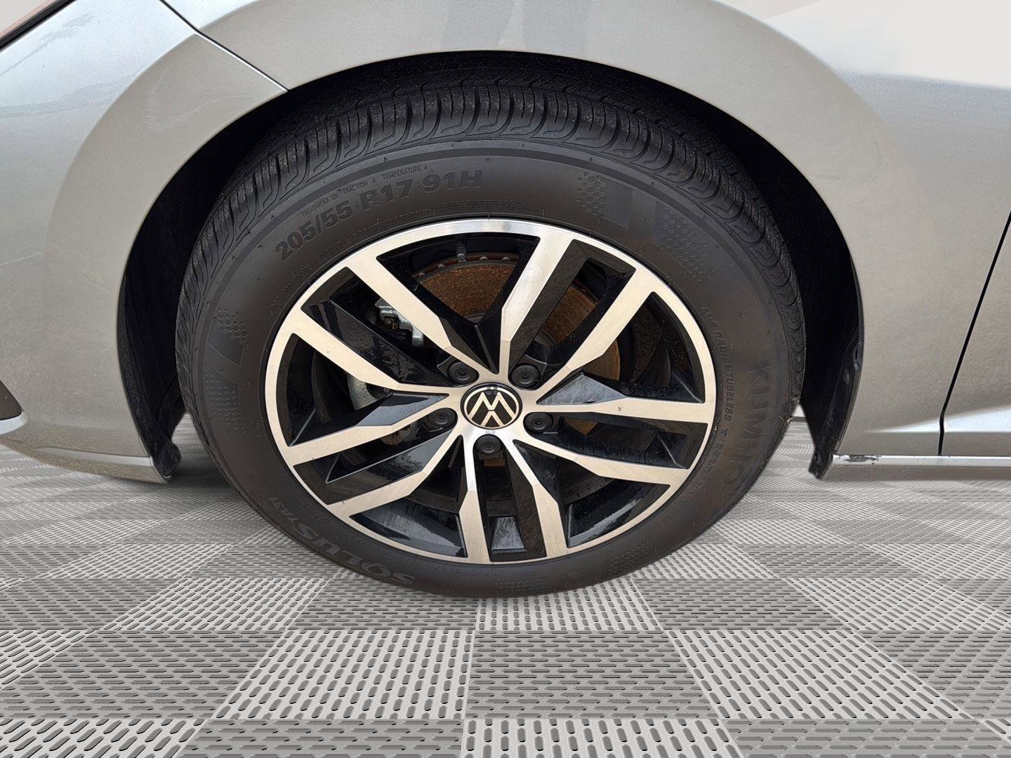 Certified 2025 Volkswagen Jetta SE image 9