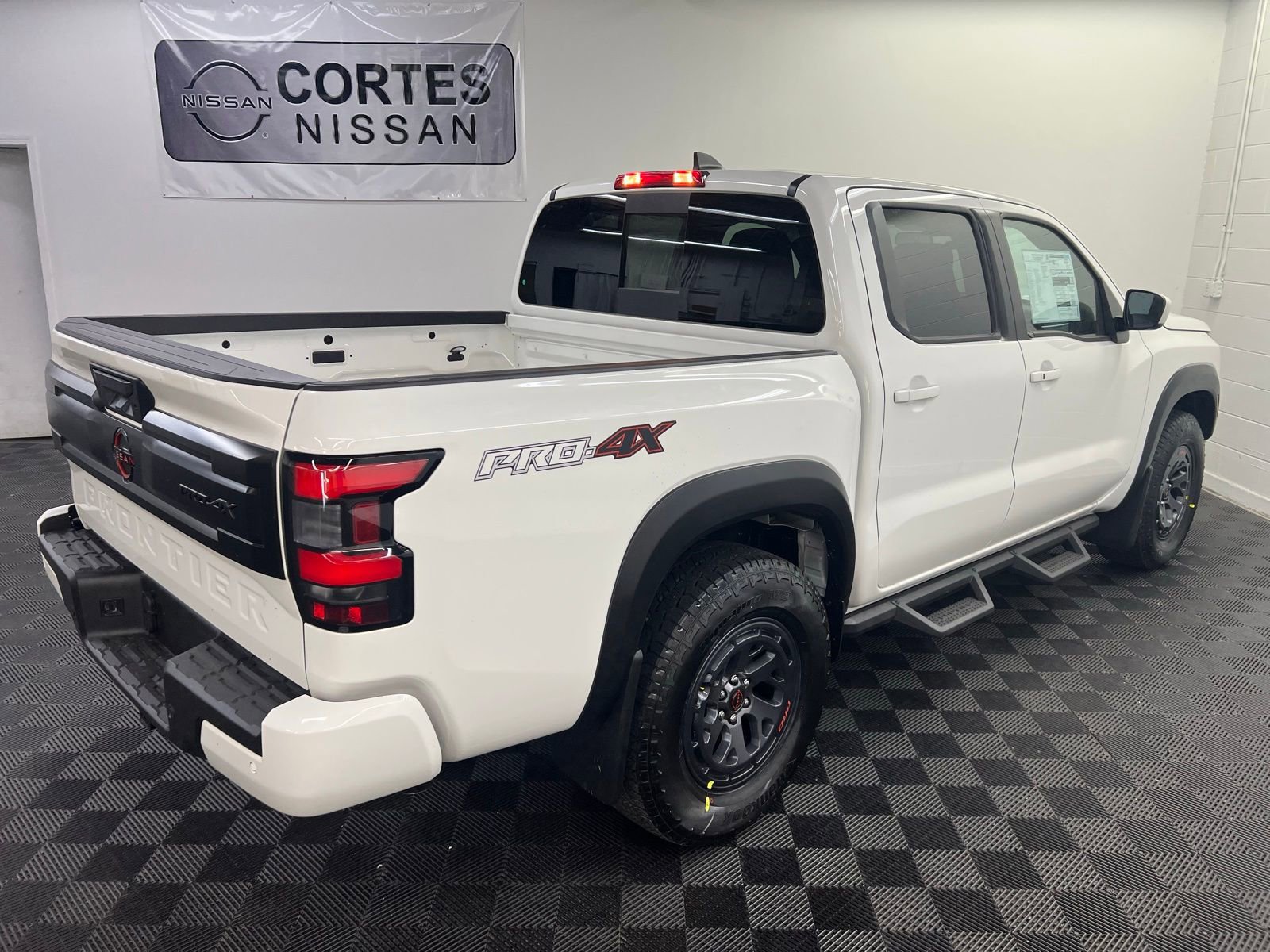 New 2025 Nissan Frontier PRO-4X w/ Tow Package image 2