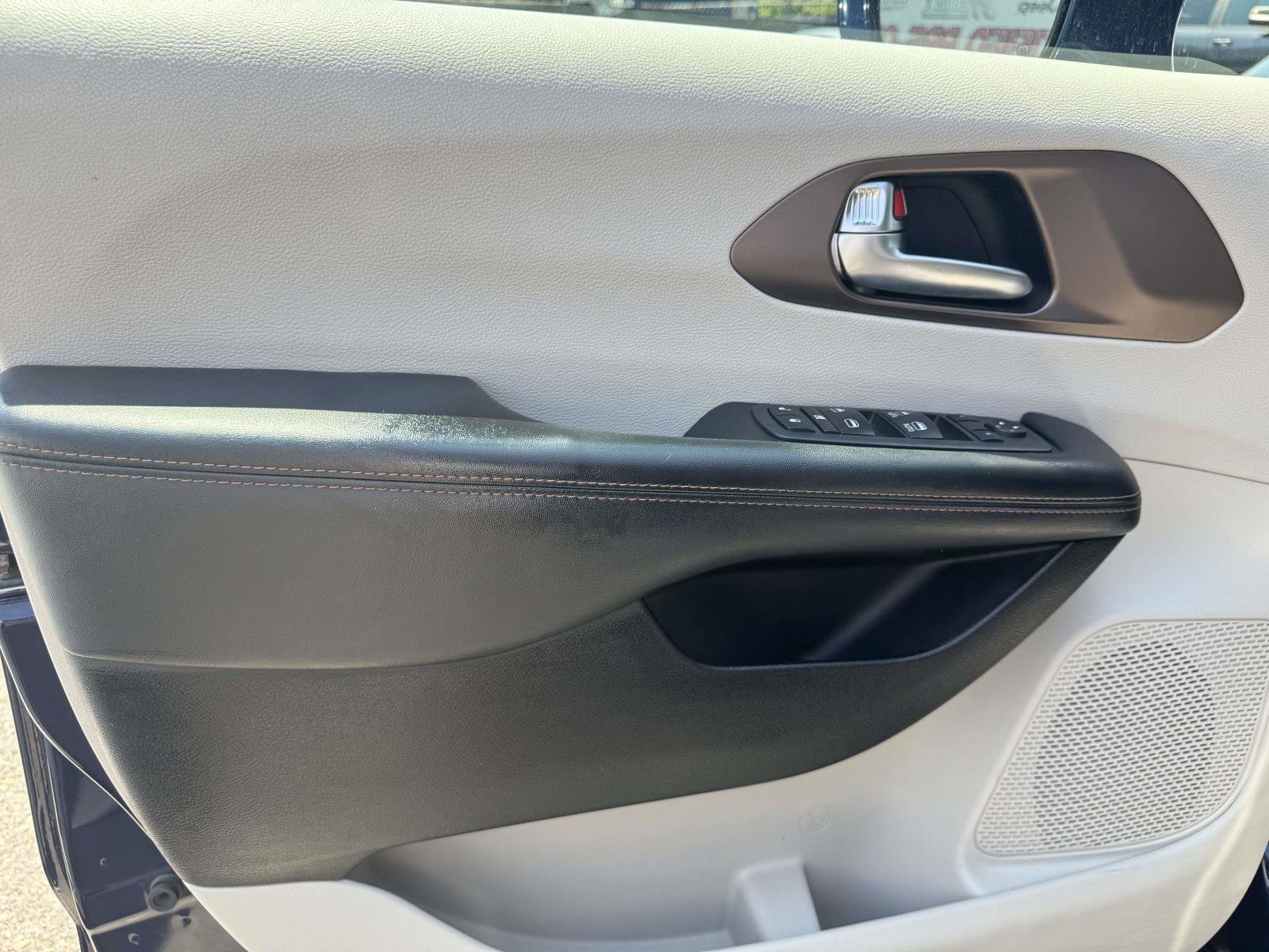 Used 2019 Chrysler Pacifica Touring-L FWD image 16