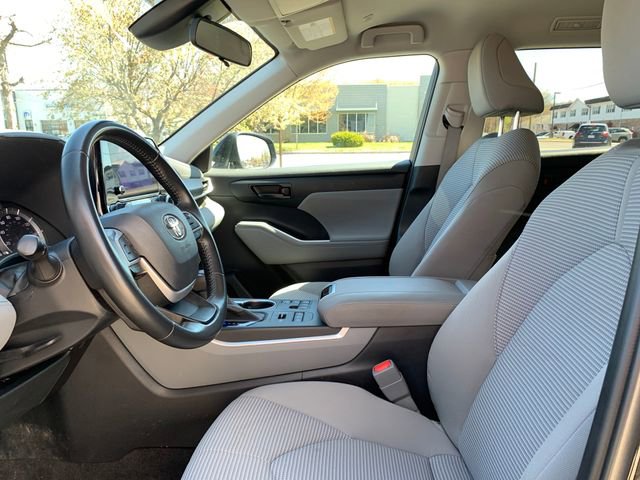 Used 2023 Toyota Highlander LE image 14