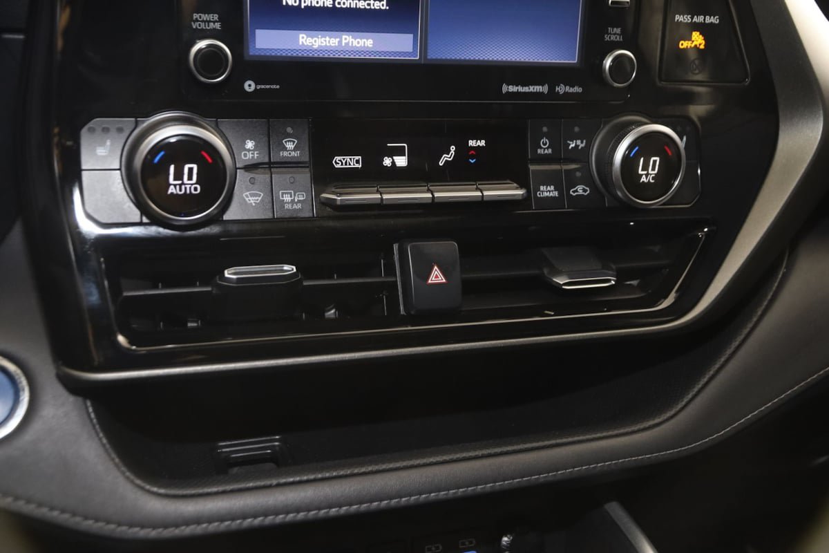 Used 2022 Toyota Highlander XLE FWD image 28