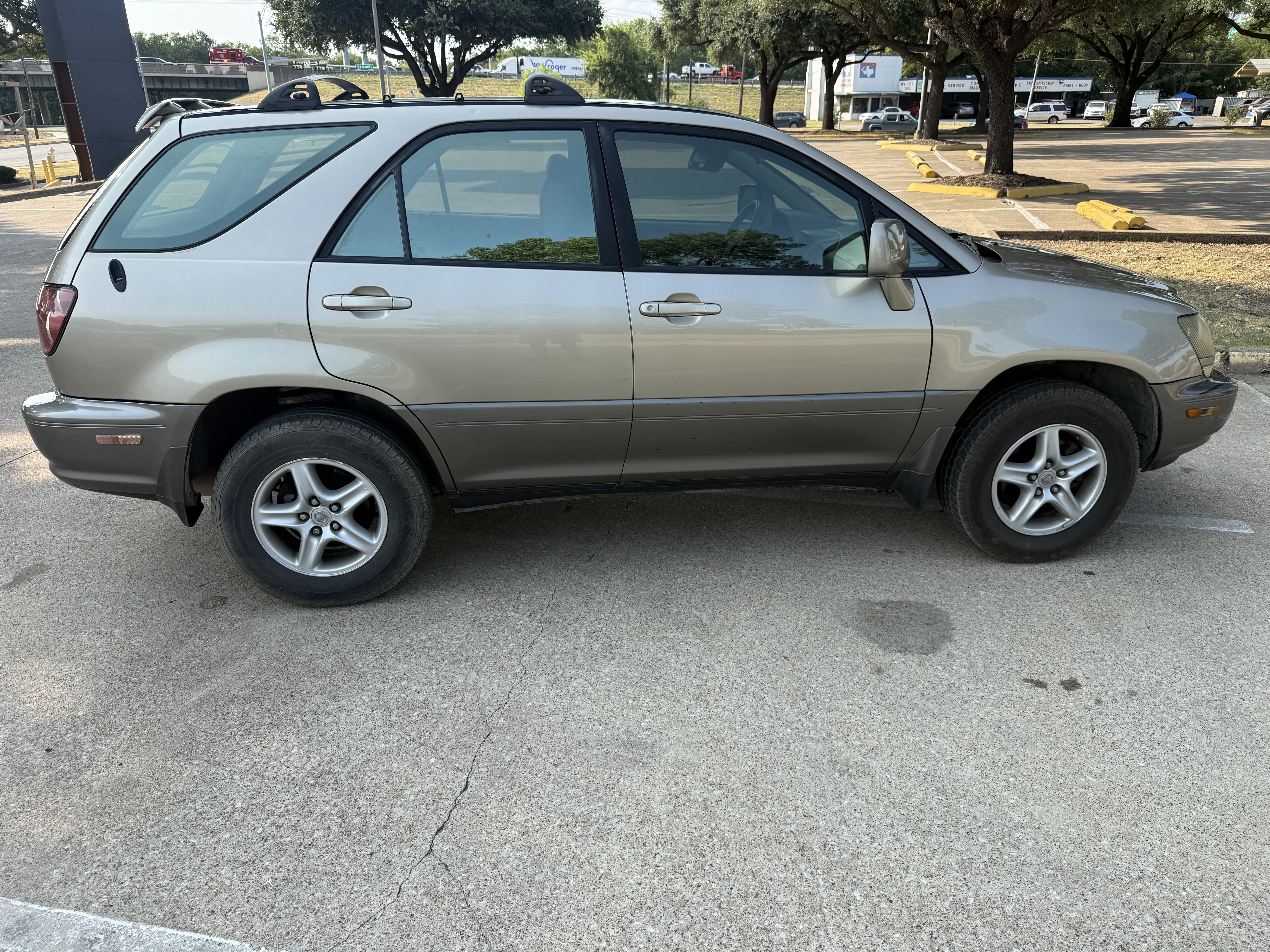 Used 1999 Lexus RX 300 w/ Premium Pkg FWD image 4