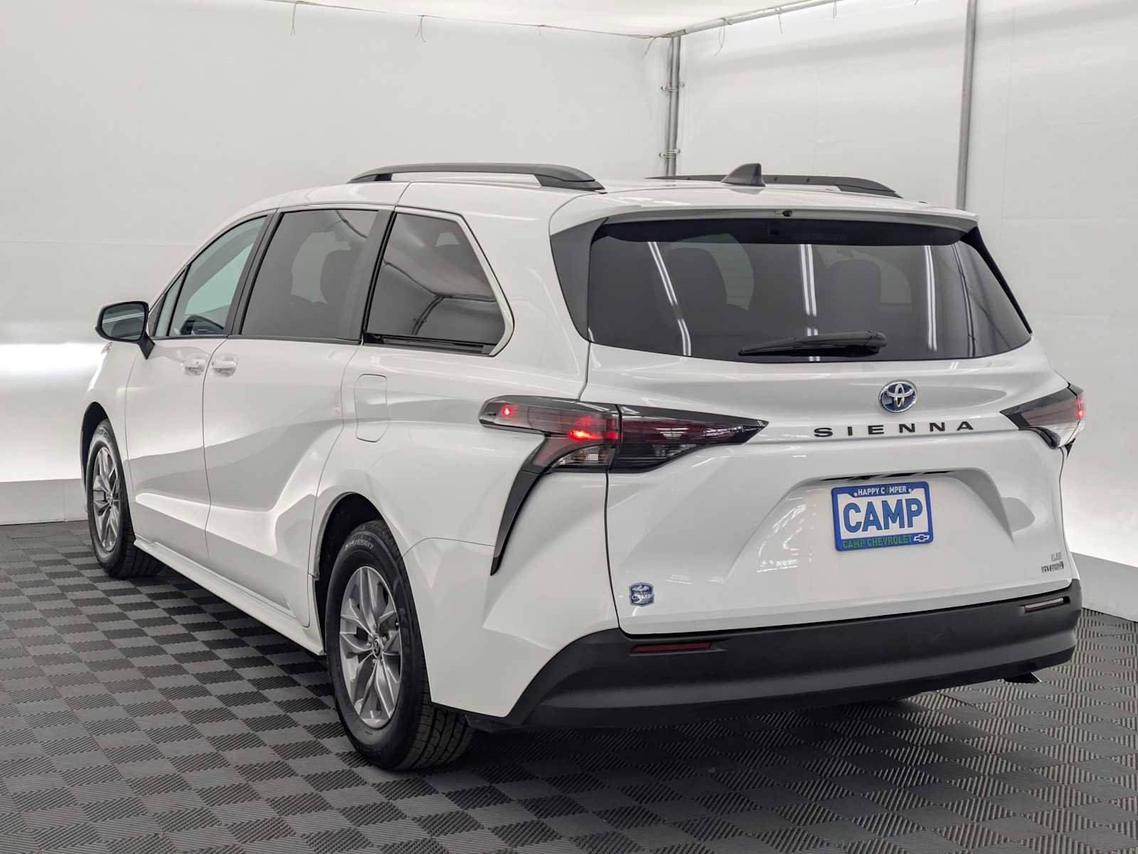 Used 2024 Toyota Sienna LE w/ LE Plus Package FWD image 4