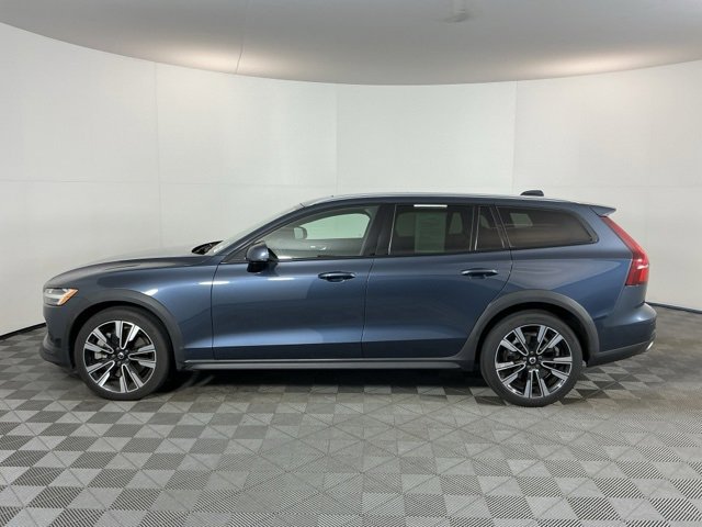 Used 2021 Volvo V60 T5 Cross Country image 8