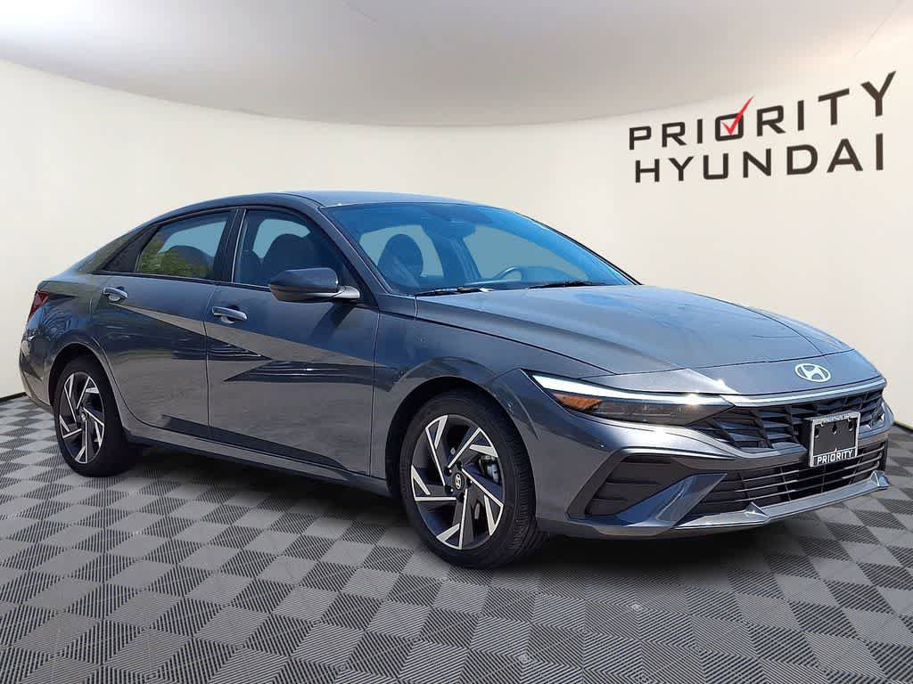 Used 2025 Hyundai Elantra Sport FWD image 3