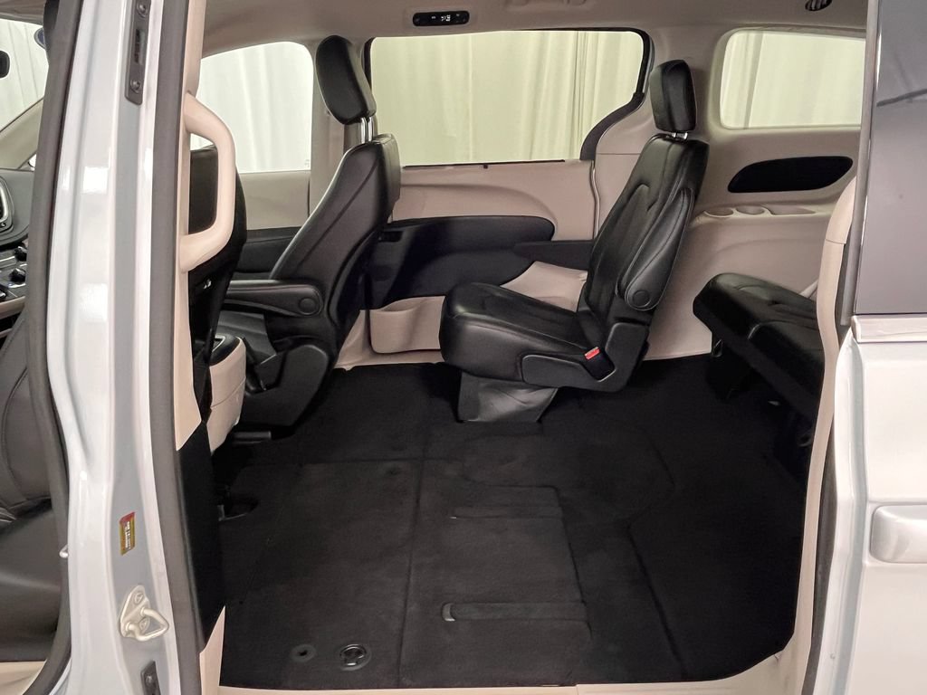 Used 2023 Chrysler Pacifica Touring-L AWD/4WD image 6