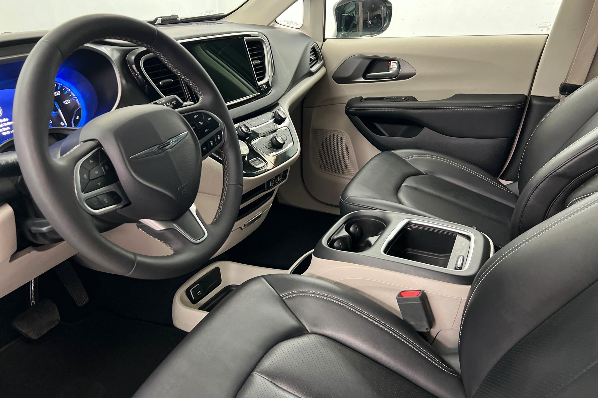 Used 2024 Chrysler Pacifica Touring-L FWD image 16