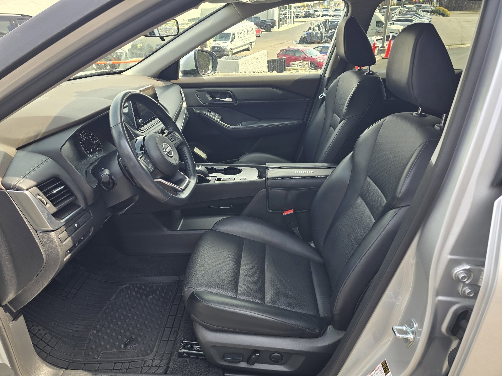 Used 2023 Nissan Rogue SV w/ SV Premium B Package image 11