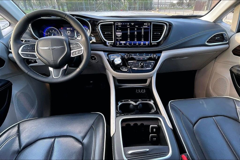 Used 2024 Chrysler Pacifica Limited image 14