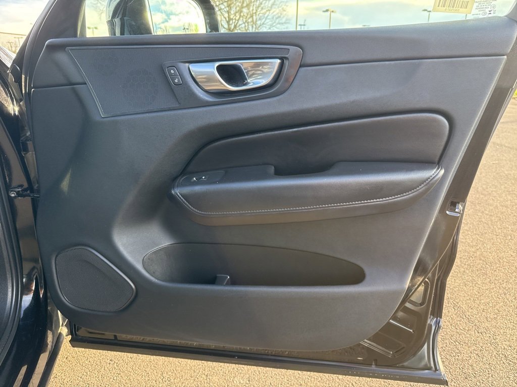 Used 2023 Volvo XC60 B5 Plus image 27