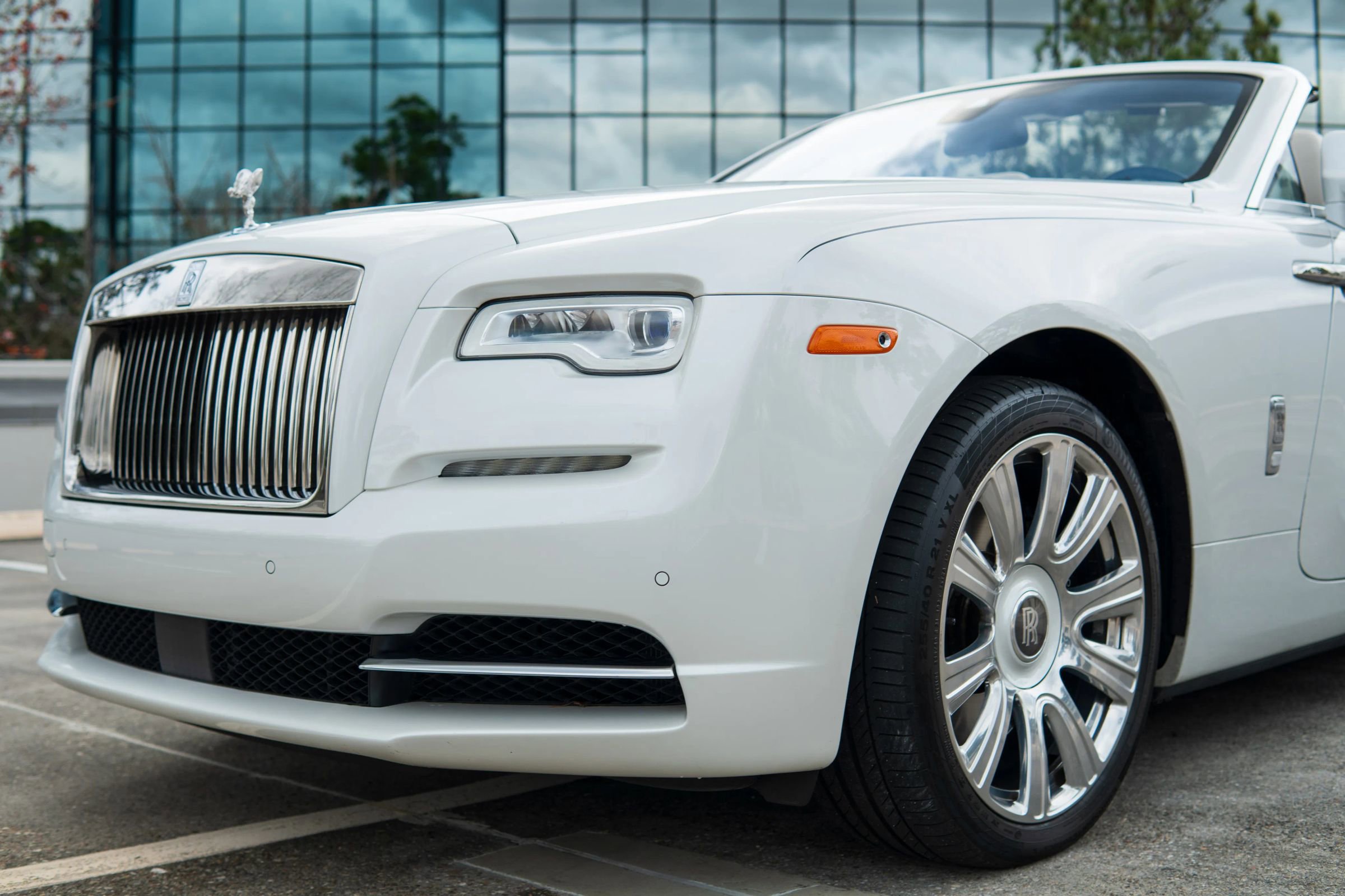 Used 2017 Rolls-Royce Dawn RWD image 38