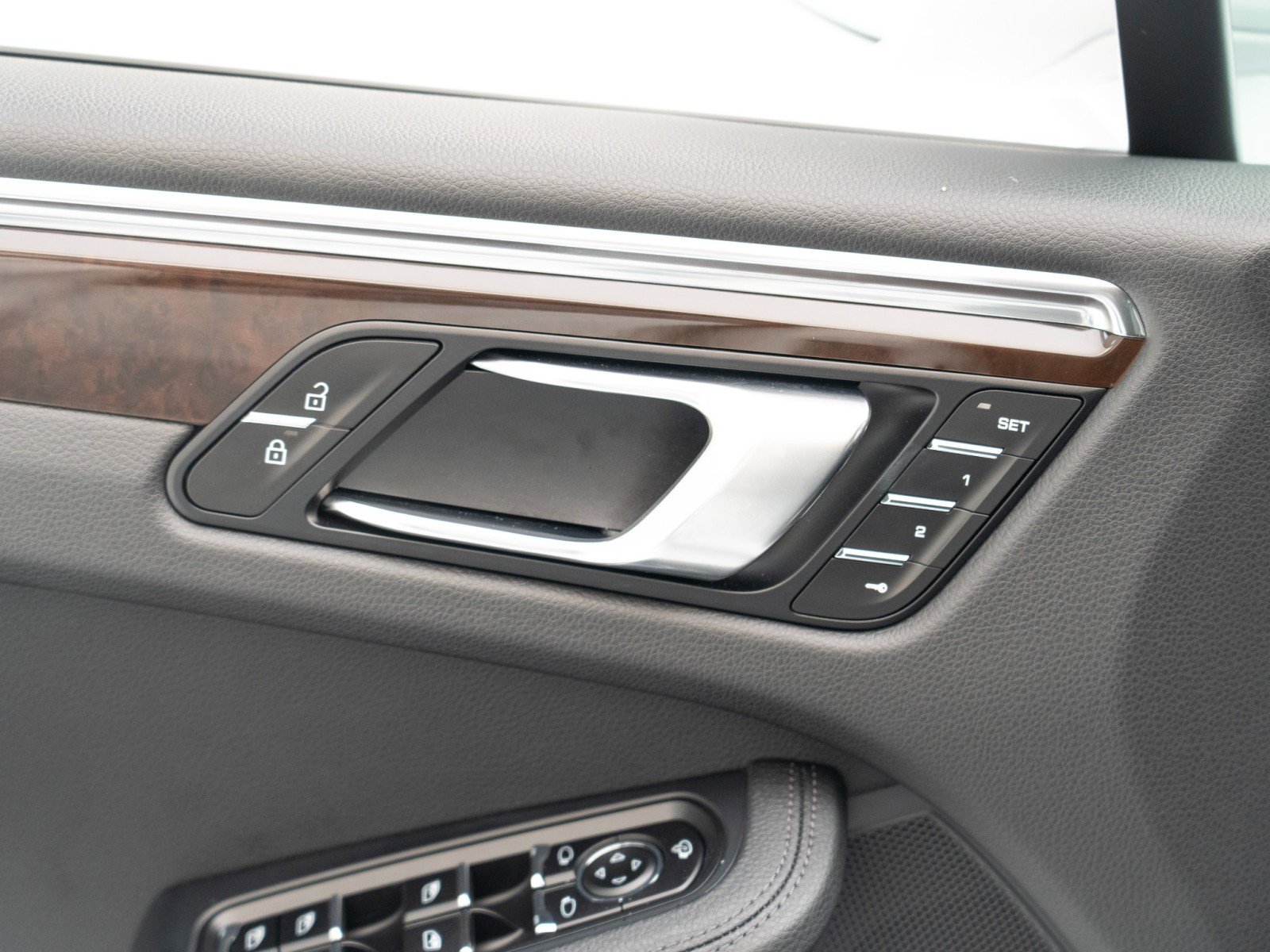 Certified 2025 Porsche Macan AWD/4WD image 21