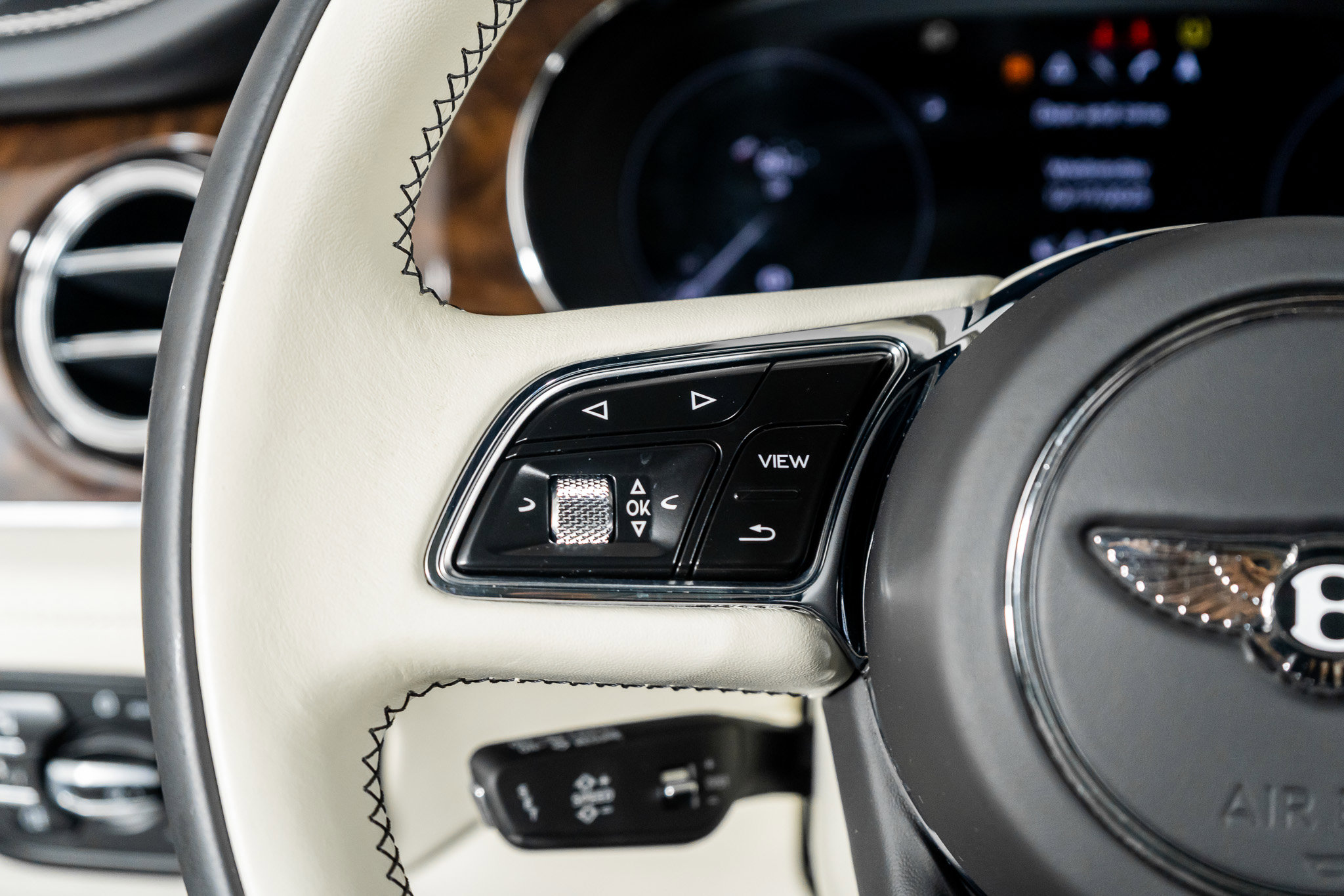 Used 2023 Bentley Bentayga Extended Wheelbase image 45