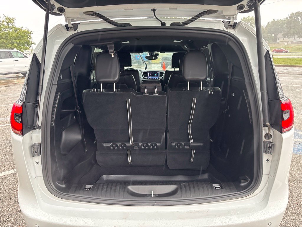 Used 2024 Chrysler Pacifica Touring-L w/ S Appearance Package FWD image 11