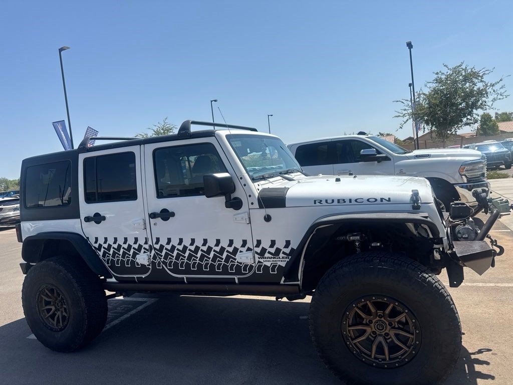 Used 2015 Jeep Wrangler Unlimited Rubicon w/ Connectivity Group AWD/4WD image 12