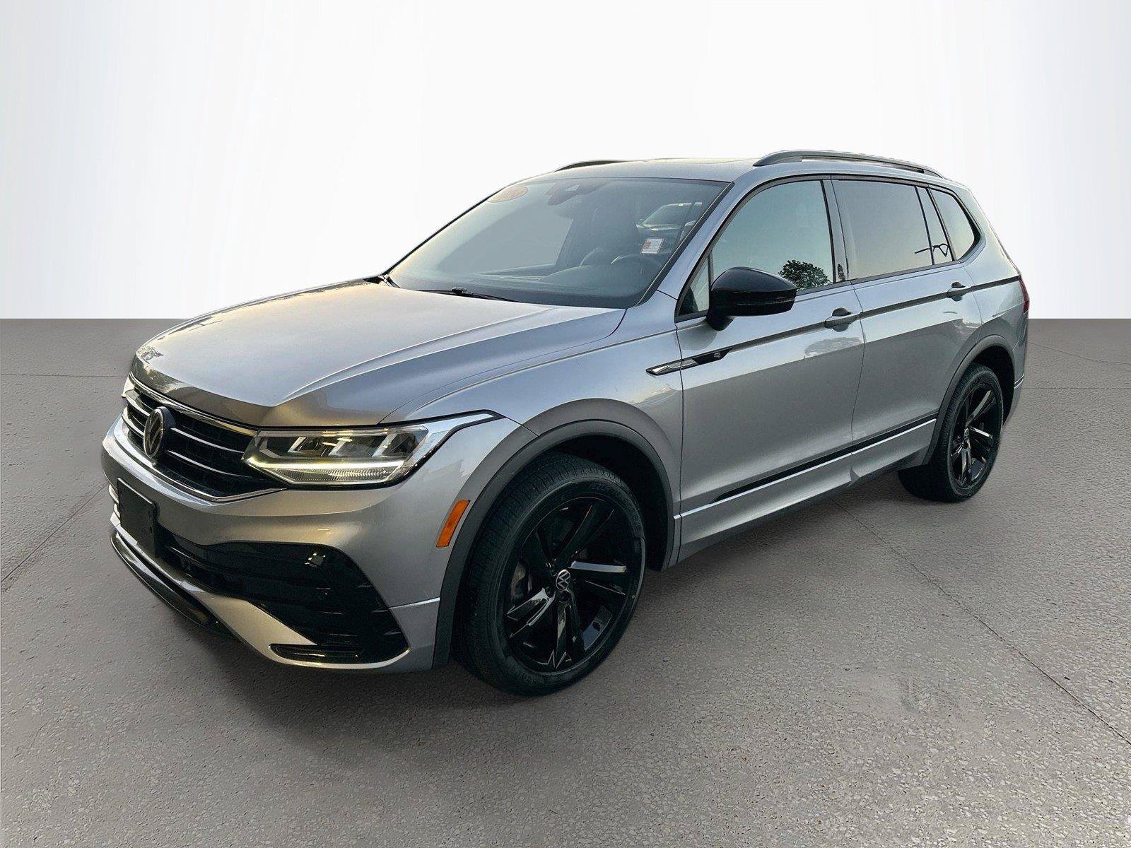 Used 2024 Volkswagen Tiguan SE R-Line FWD image 8