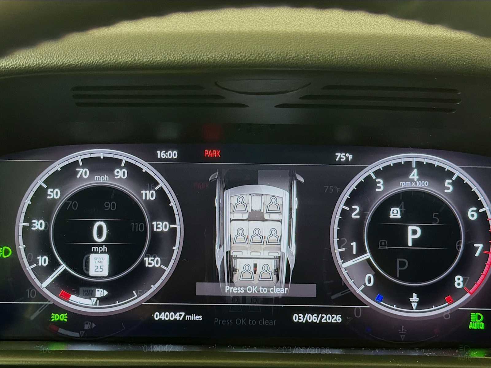 Used 2018 Land Rover Discovery HSE AWD/4WD image 12