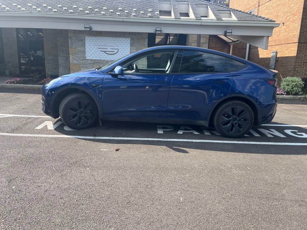 Used 2024 Tesla Model Y Long Range RWD image 3
