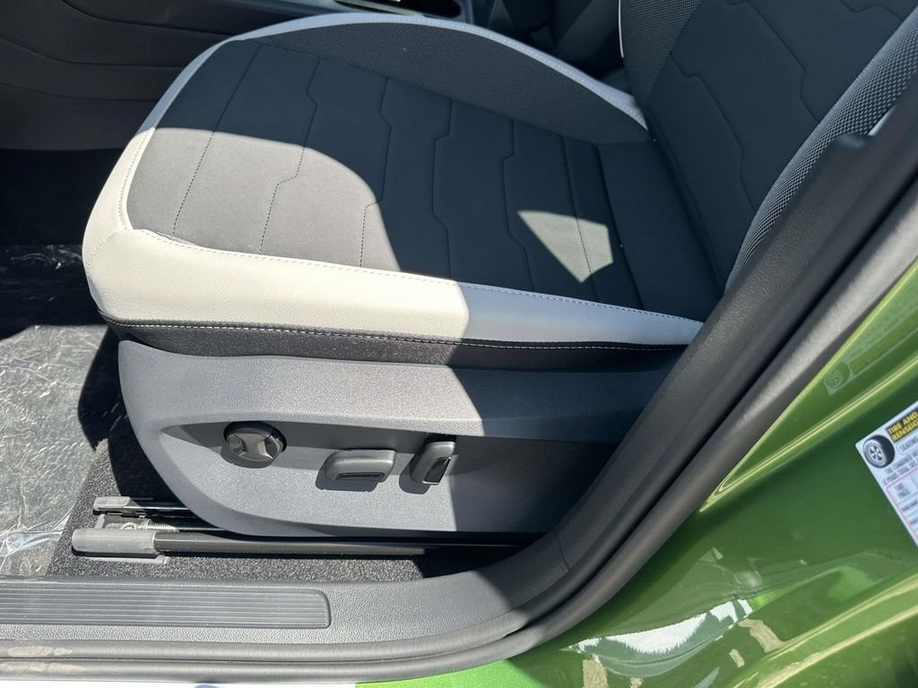 New 2026 Volkswagen Taos SE FWD image 14