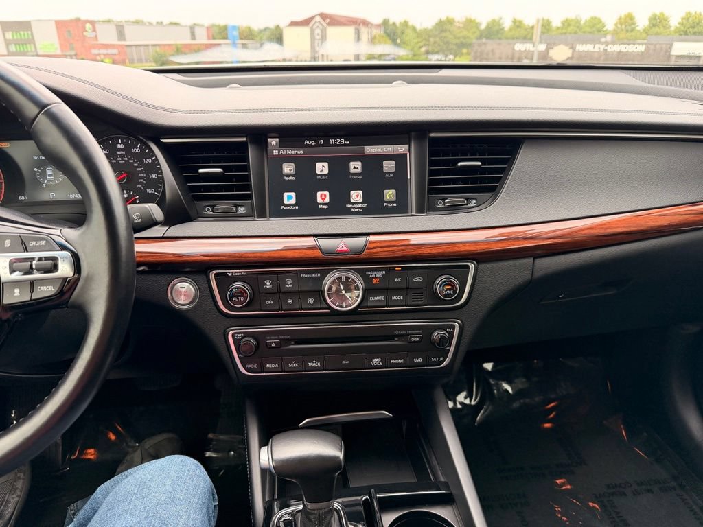 Used 2017 Kia Cadenza Technology FWD image 4