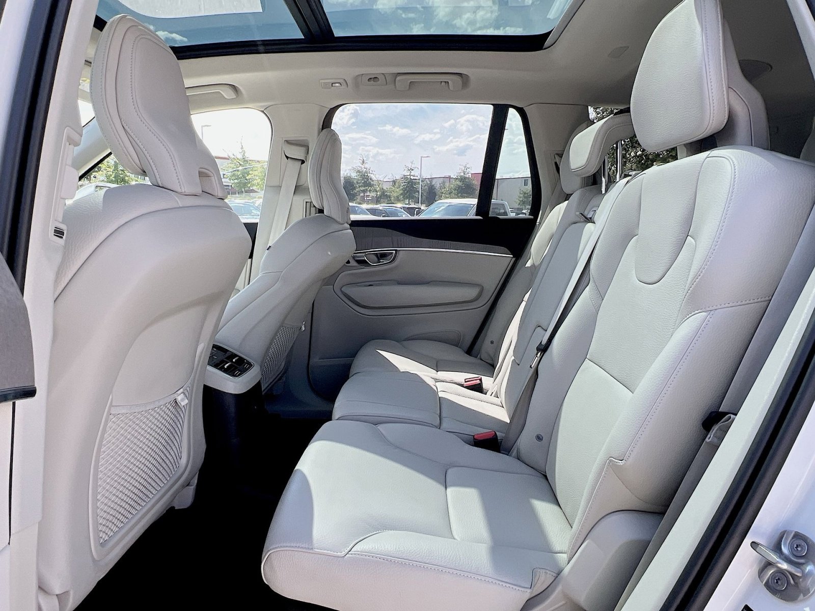 Certified 2025 Volvo XC90 T8 Plus w/ Protection Package Premier image 25