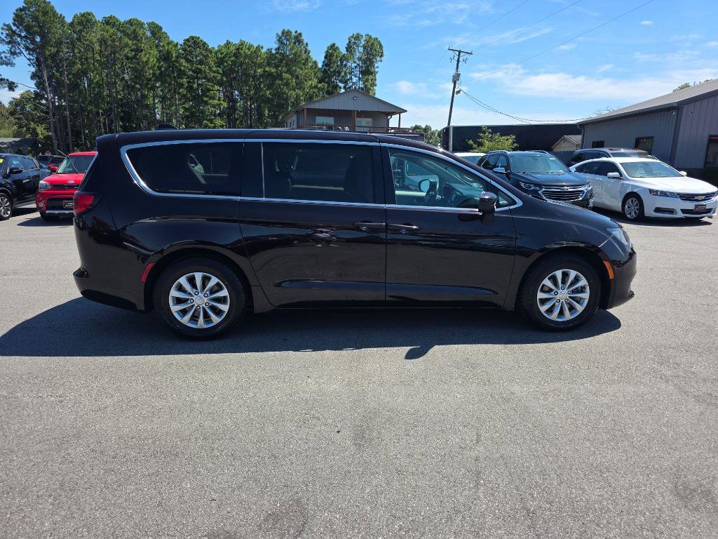 Used 2018 Chrysler Pacifica LX w/ Tire & Wheel Group FWD image 4