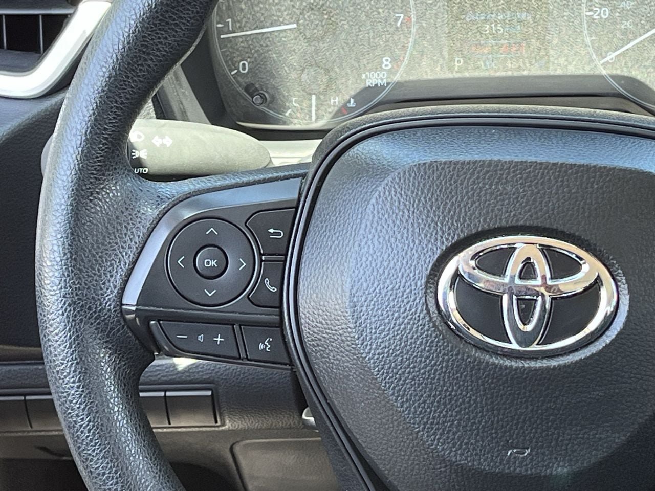 Used 2025 Toyota Corolla LE FWD image 12