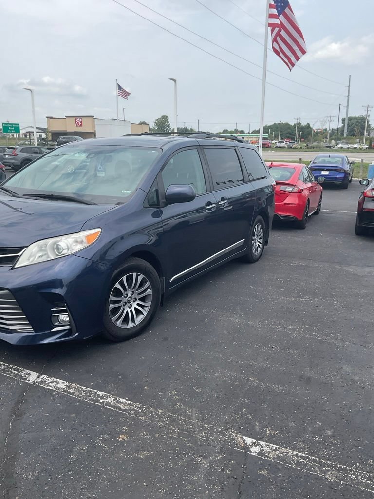 Used 2019 Toyota Sienna XLE w/ XLE Navigation Package FWD image 1