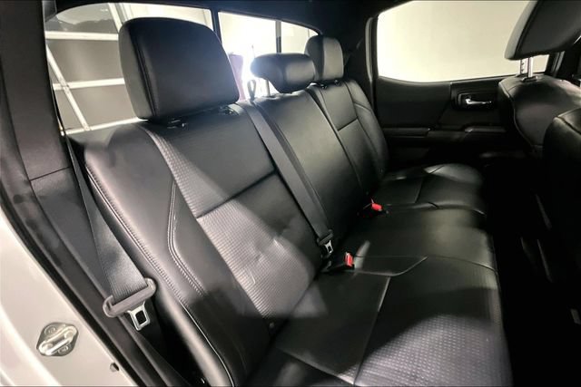Used 2018 Toyota Tacoma TRD Sport AWD/4WD image 32