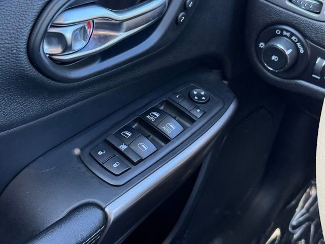 Used 2019 Jeep Cherokee Limited image 29