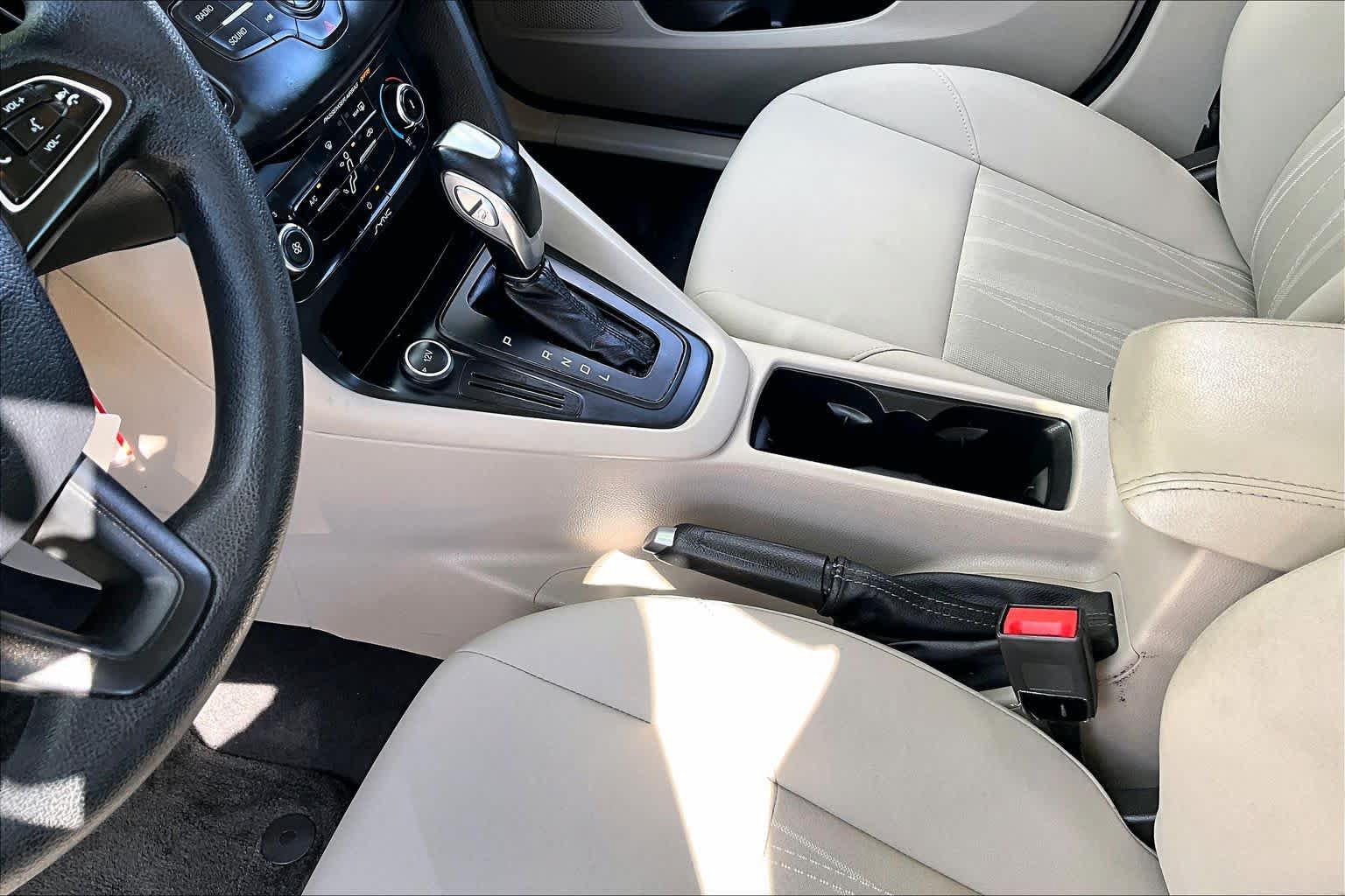 Used 2015 Ford Focus SE FWD image 16
