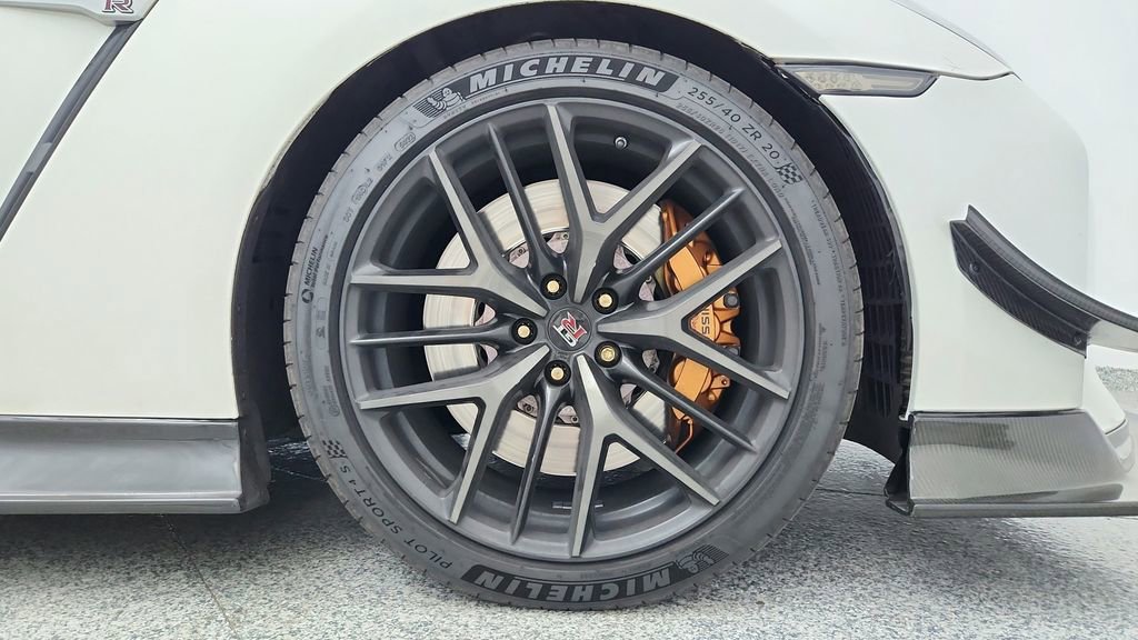 Used 2017 Nissan GT-R Premium w/ Premium Interior Package image 31