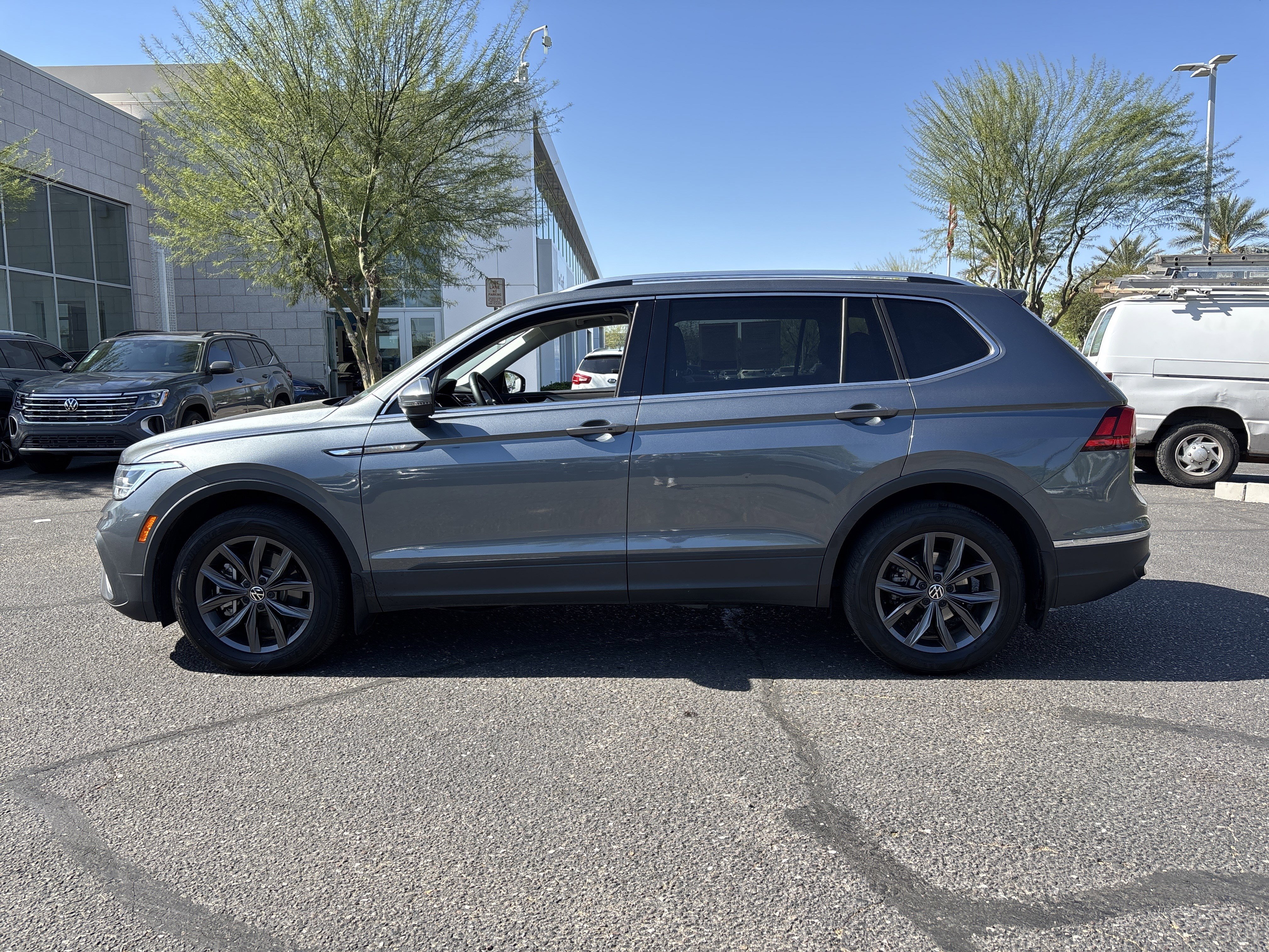 Certified 2023 Volkswagen Tiguan SE image 2