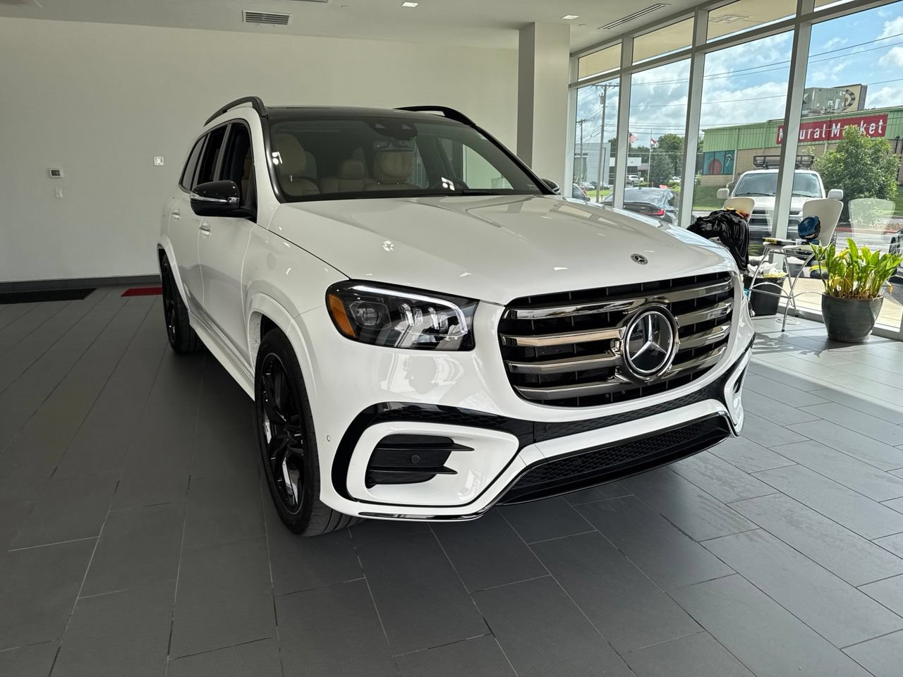 Used 2025 Mercedes-Benz GLS 450 4MATIC image 2