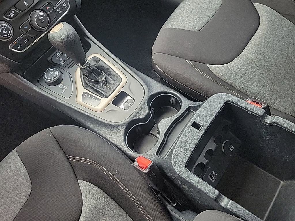 Used 2014 Jeep Cherokee Latitude AWD/4WD image 9