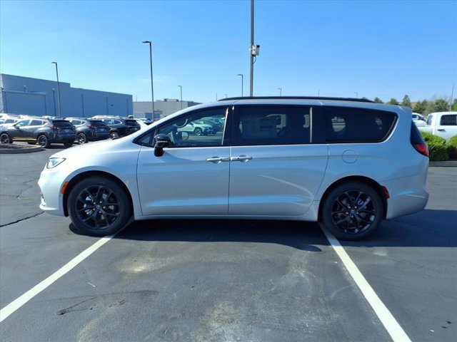 New 2026 Chrysler Pacifica Limited w/ S Appearance Package image 3