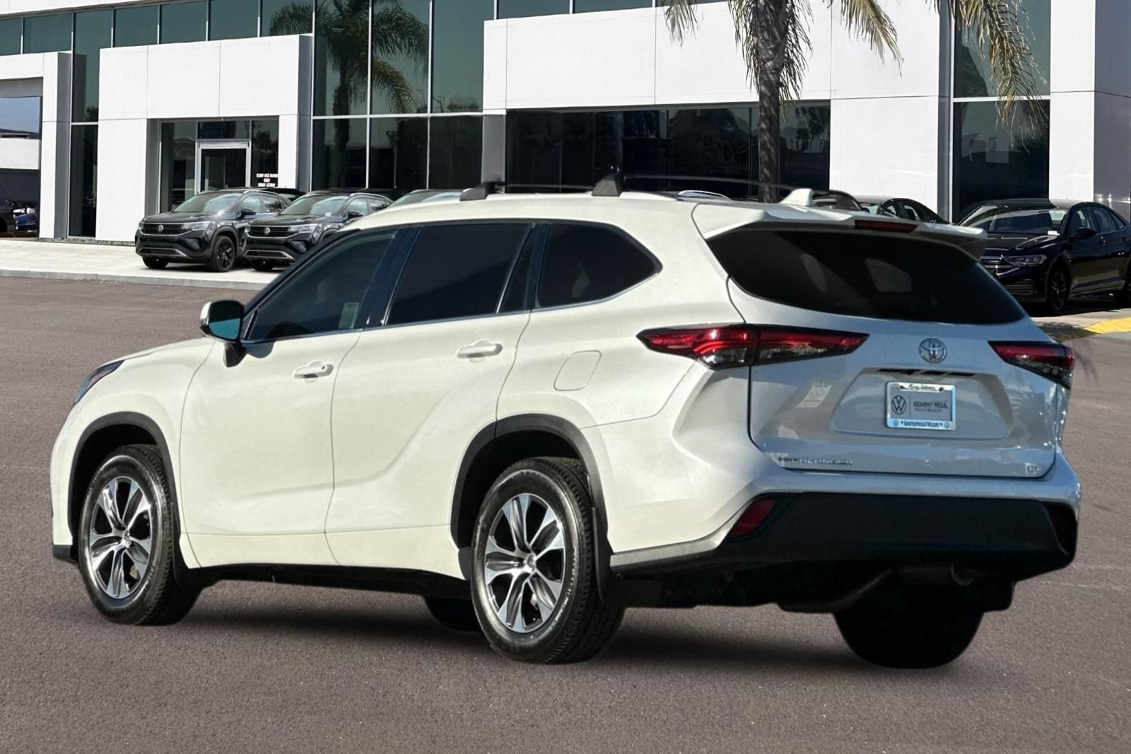 Used 2022 Toyota Highlander XLE FWD image 5