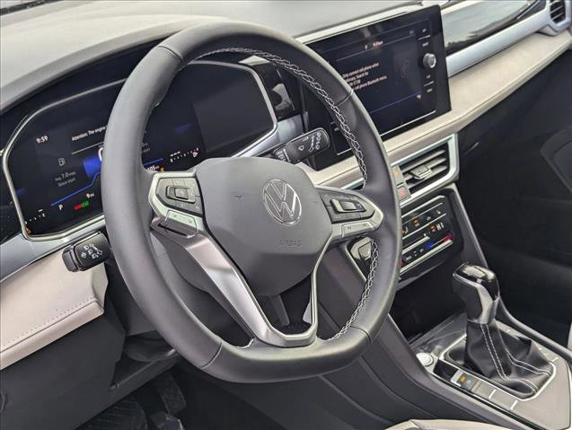 Certified 2025 Volkswagen Taos SE image 3