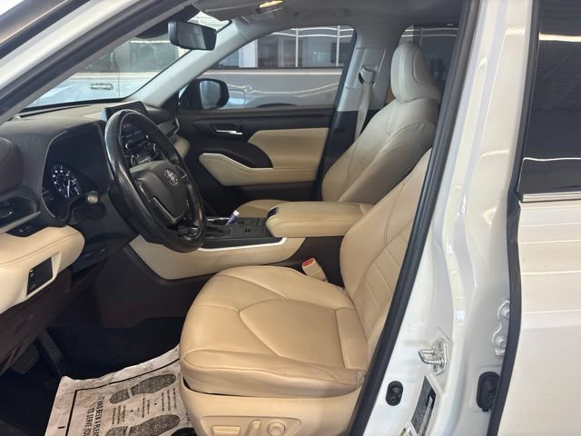 Used 2020 Toyota Highlander XLE FWD image 25