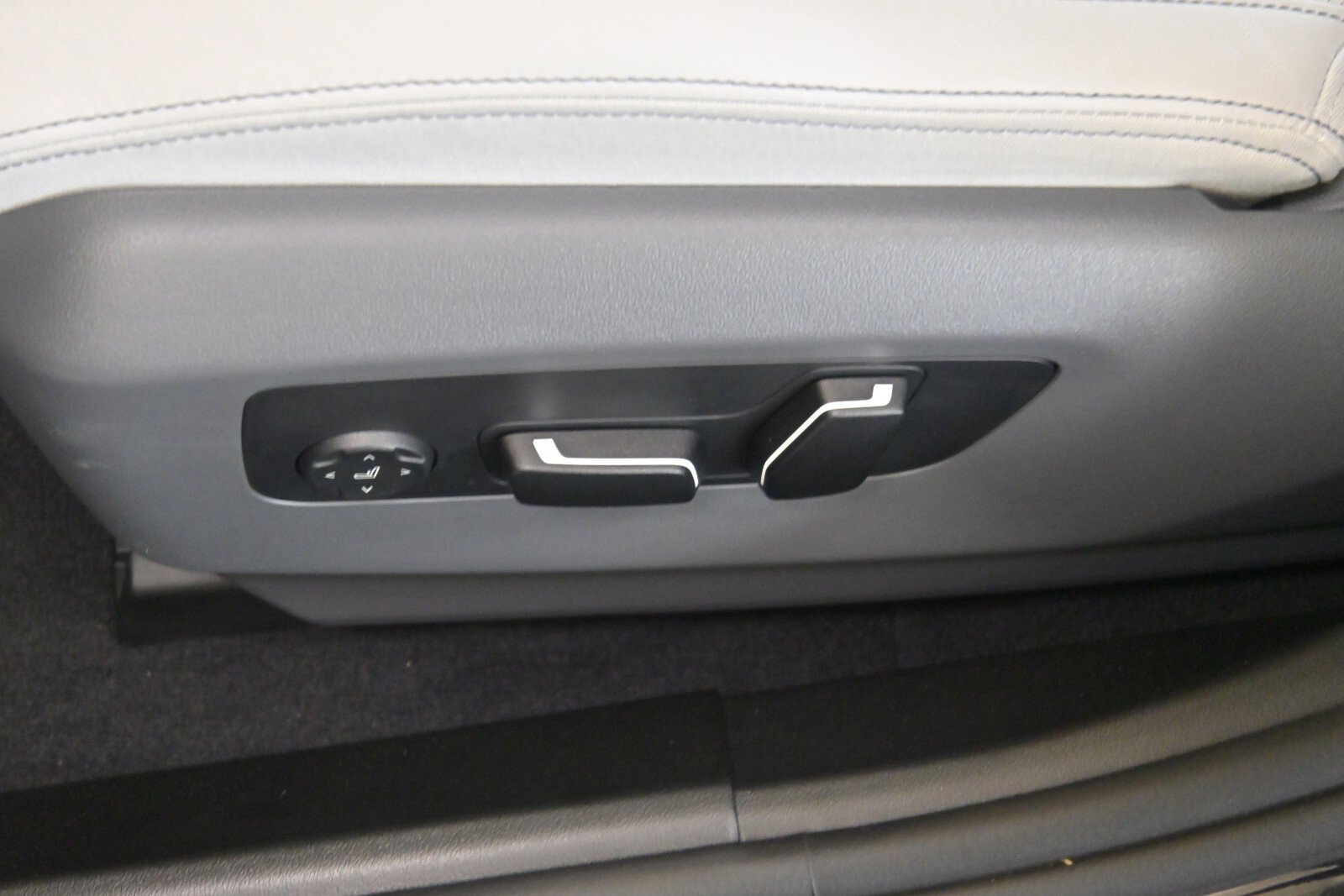 New 2024 BMW i5 eDrive40i w/ Executive Package image 11