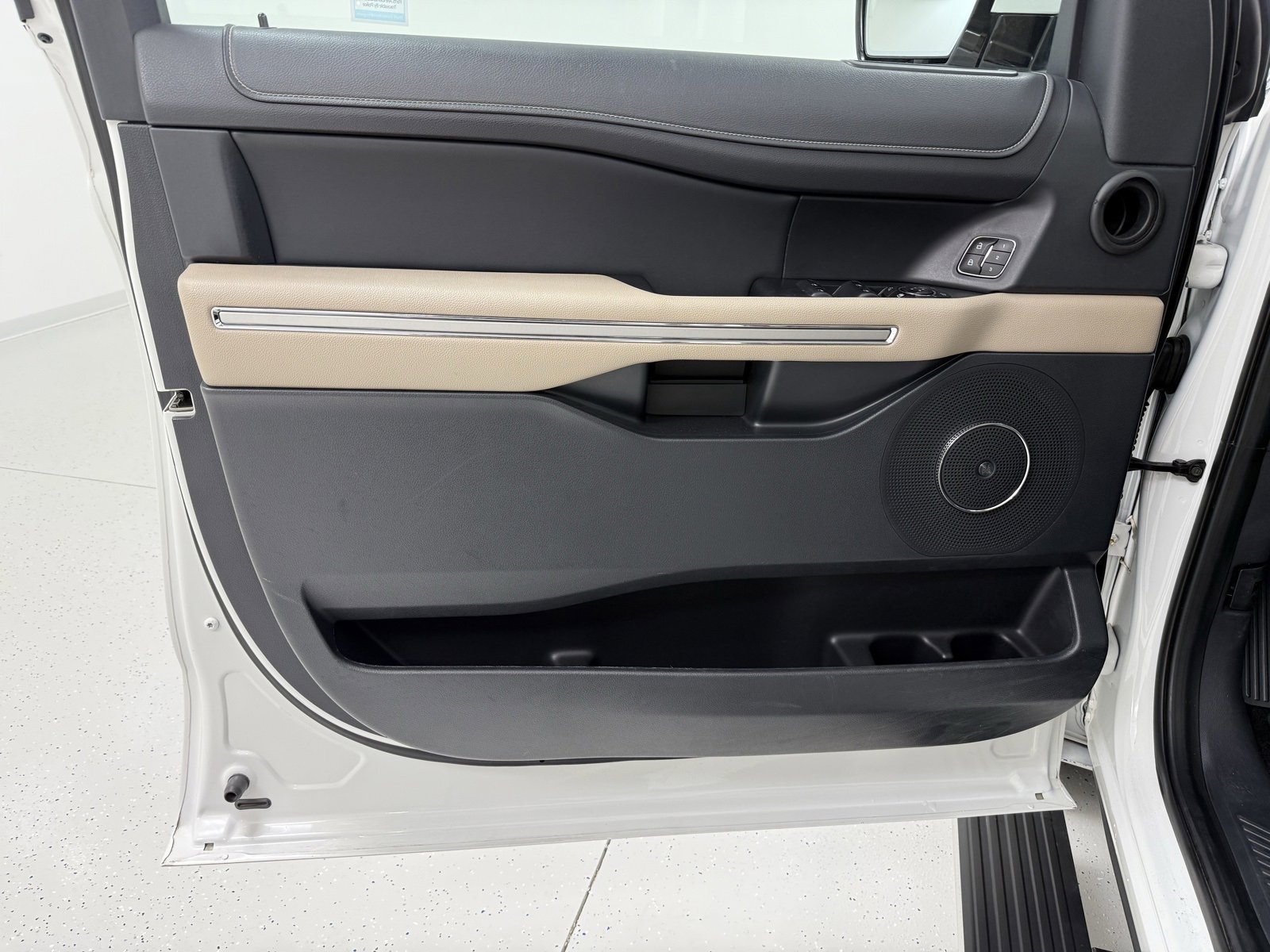 Used 2022 Ford Expedition Limited image 11