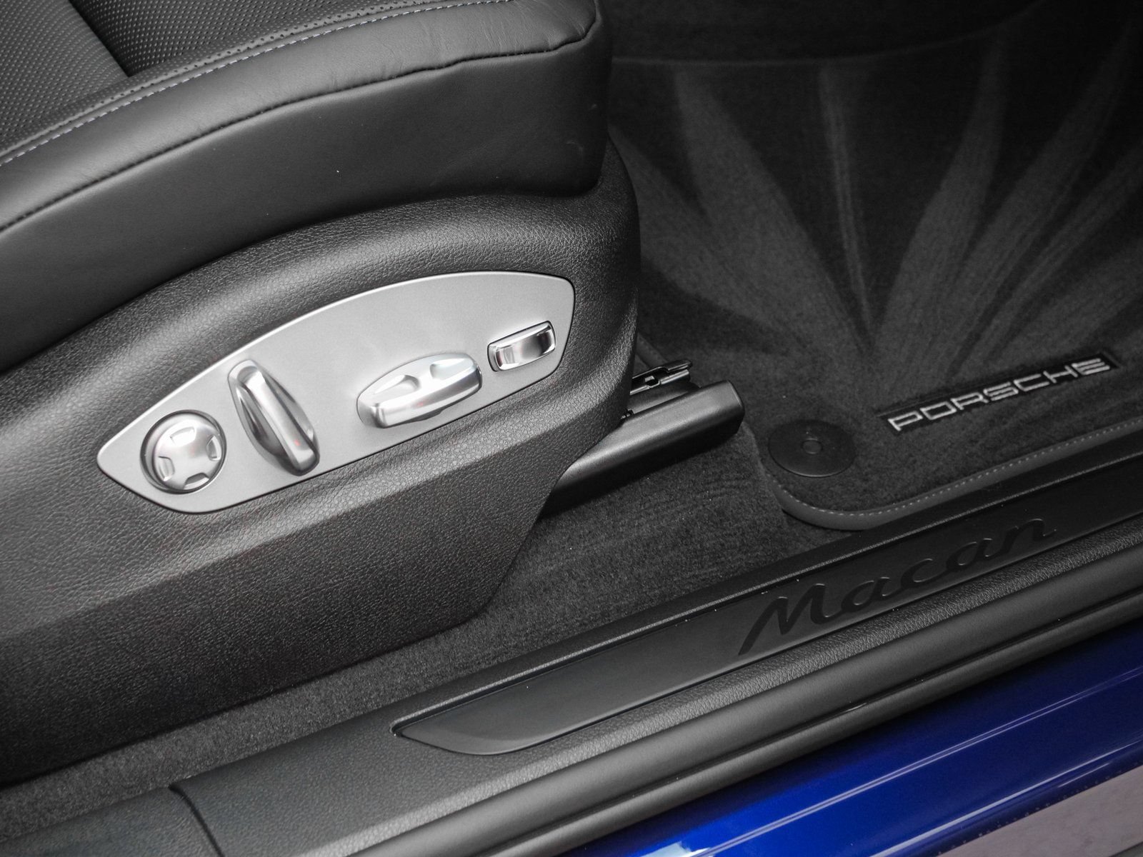 Certified 2025 Porsche Macan AWD/4WD image 14