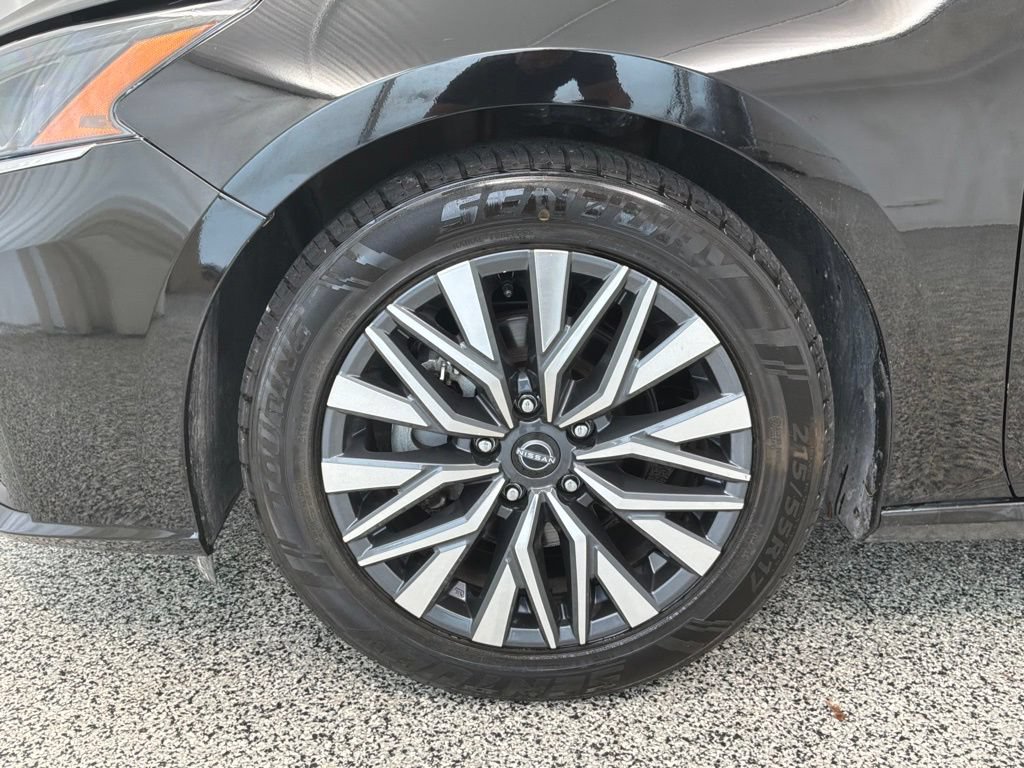Used 2024 Nissan Altima 2.5 SV FWD image 12