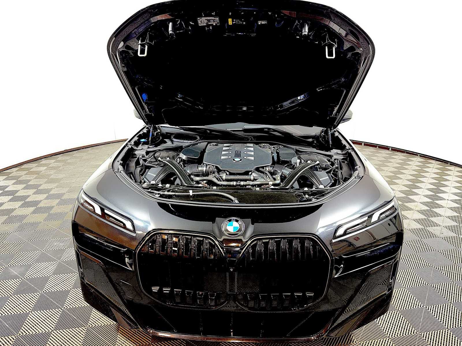 Used 2025 BMW 760i xDrive w/ Executive Package AWD/4WD image 31