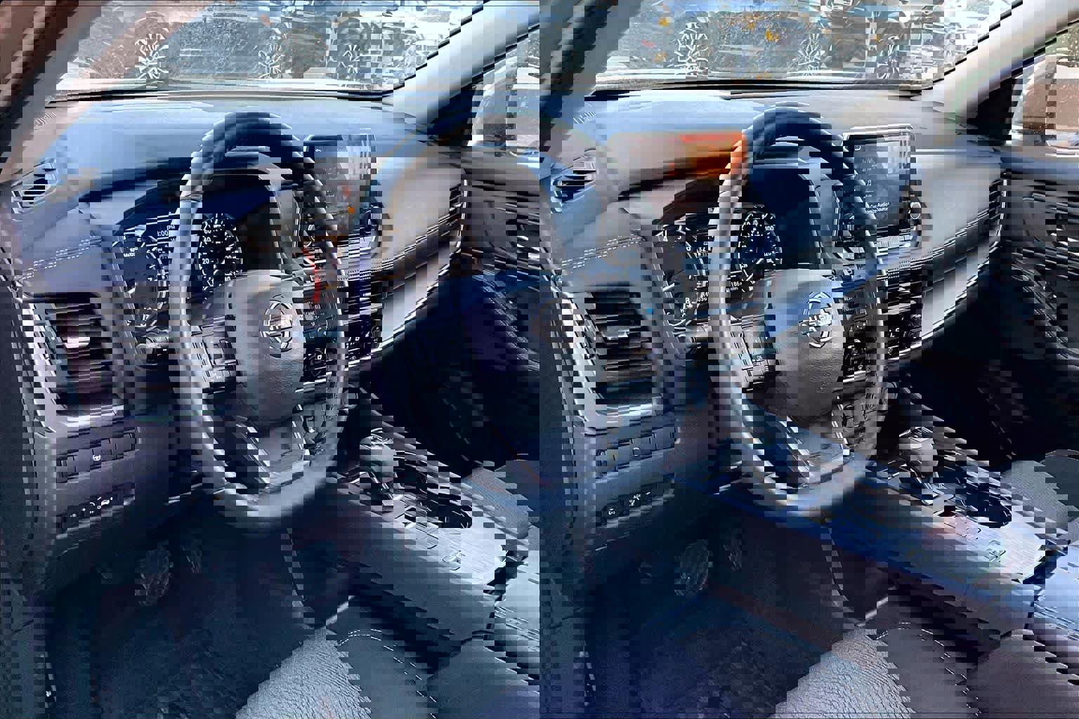 Used 2025 Nissan Rogue SV image 15