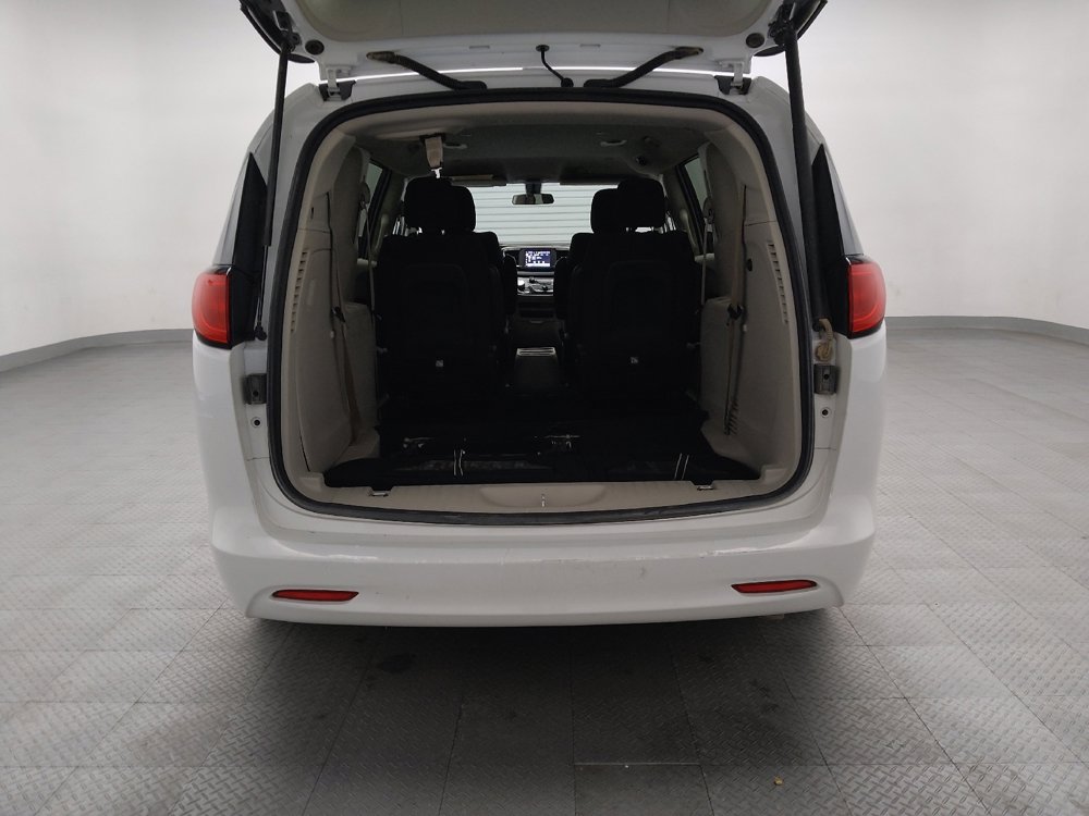 Used 2022 Chrysler Voyager LX image 29