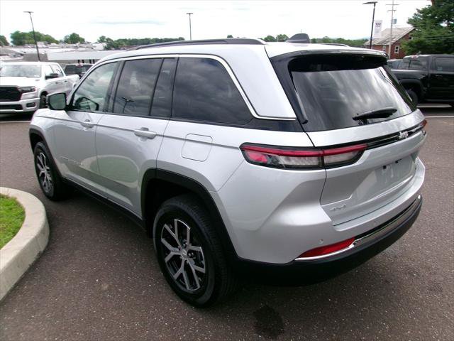 Certified 2025 Jeep Grand Cherokee Limited w/ Luxury Tech Group II AWD/4WD image 4