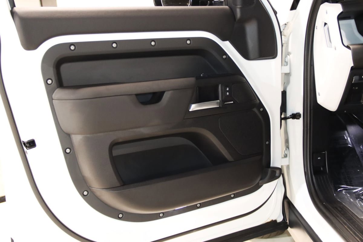 Used 2025 Land Rover Defender 110 S image 37
