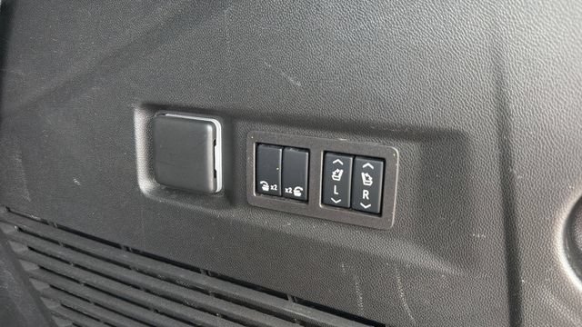 Used 2024 Chevrolet Tahoe High Country AWD/4WD image 17