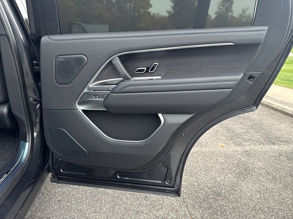 New 2025 Land Rover Range Rover Long Wheelbase SE image 17